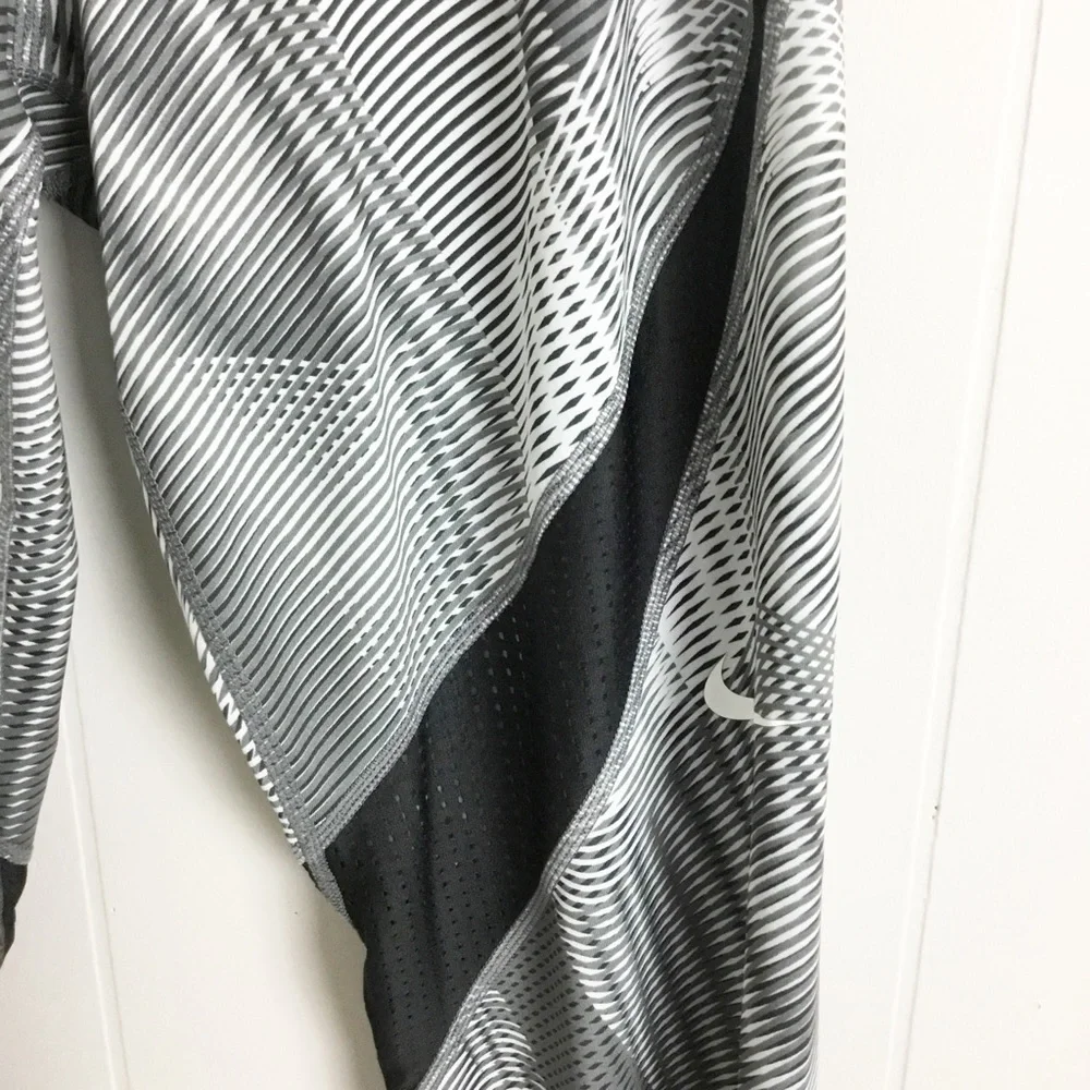 Nike Pro Size XL Cropped Black & White Gym Pants